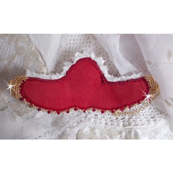 Nous Two Cuff Armband Haute-Couture geborduurd met Swarovski kristallen, een ovale rode glazen cabochon en rocailles.