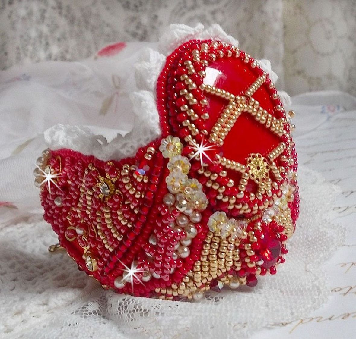 Nous Two Cuff Armband Haute-Couture geborduurd met Swarovski kristallen, een ovale rode glazen cabochon en rocailles.