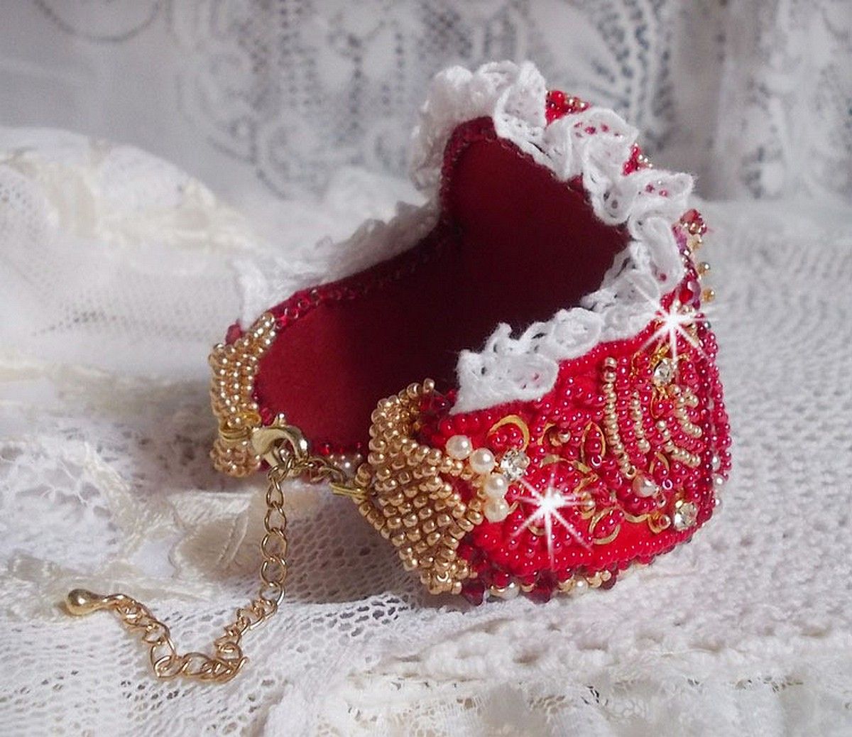 Nous Two Cuff Armband Haute-Couture geborduurd met Swarovski kristallen, een ovale rode glazen cabochon en rocailles.