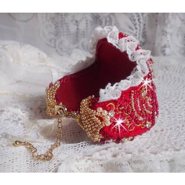 Nous Two Cuff Armband Haute-Couture geborduurd met Swarovski kristallen, een ovale rode glazen cabochon en rocailles.