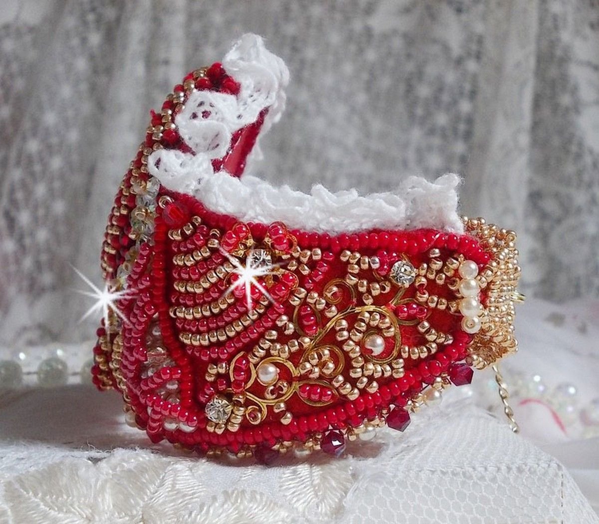 Nous Two Cuff Armband Haute-Couture geborduurd met Swarovski kristallen, een ovale rode glazen cabochon en rocailles.