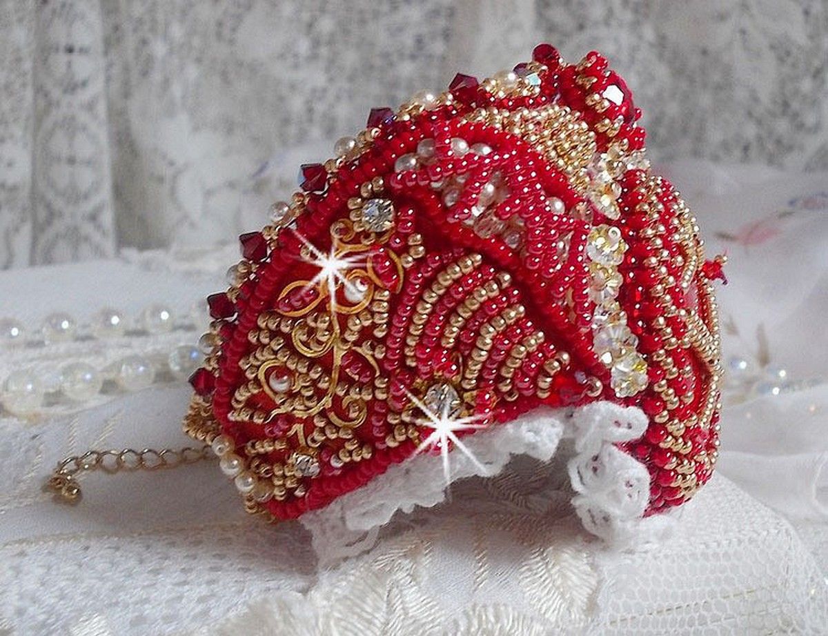 Nous Two Cuff Armband Haute-Couture geborduurd met Swarovski kristallen, een ovale rode glazen cabochon en rocailles.