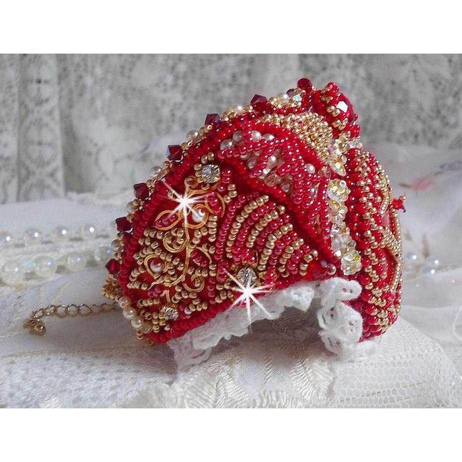 Nous Two Cuff Armband Haute-Couture geborduurd met Swarovski kristallen, een ovale rode glazen cabochon en rocailles.