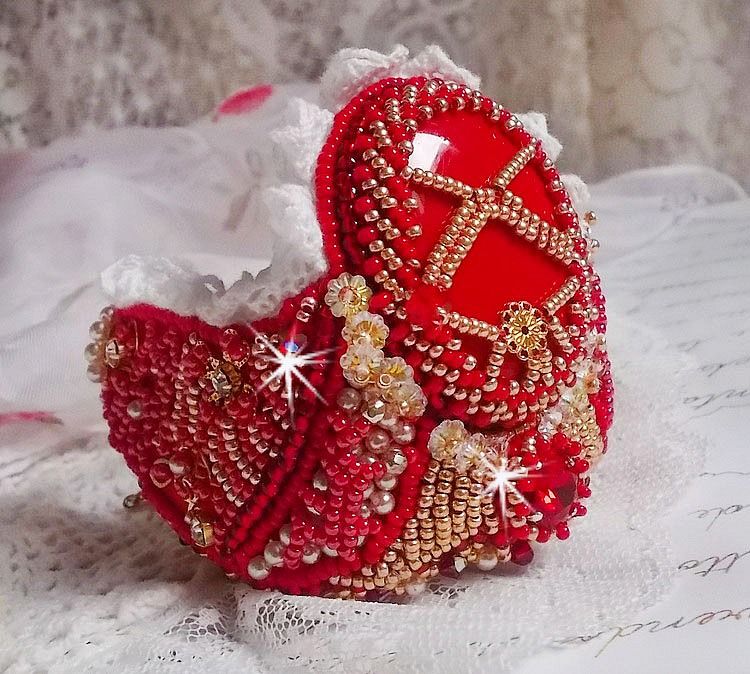 Nous Two Cuff Armband Haute-Couture geborduurd met Swarovski kristallen, een ovale rode glazen cabochon en rocailles.