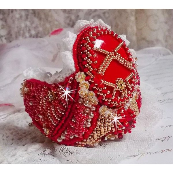 Nous Two Cuff Armband Haute-Couture geborduurd met Swarovski kristallen, een ovale rode glazen cabochon en rocailles.