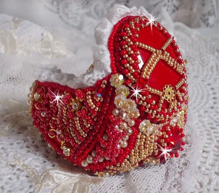 Nous Two Cuff Armband Haute-Couture geborduurd met Swarovski kristallen, een ovale rode glazen cabochon en rocailles.