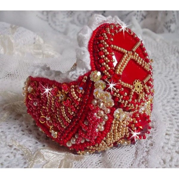 Nous Two Cuff Armband Haute-Couture geborduurd met Swarovski kristallen, een ovale rode glazen cabochon en rocailles.