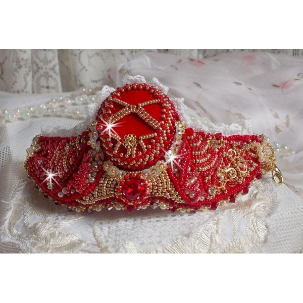 Nous Two Cuff Armband Haute-Couture geborduurd met Swarovski kristallen, een ovale rode glazen cabochon en rocailles.