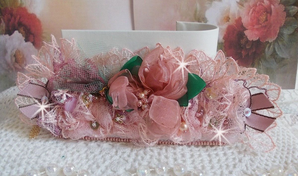 Douceur Poudrée armband met fijn roze kant, Swarovski kristallen, glazen kralen, rocailles en vergulde accessoires