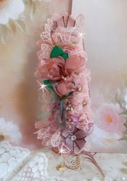 Douceur Poudr&eacute;e armband met fijn roze kant, Swarovski kristallen, glazen kralen, rocailles en vergulde accessoires