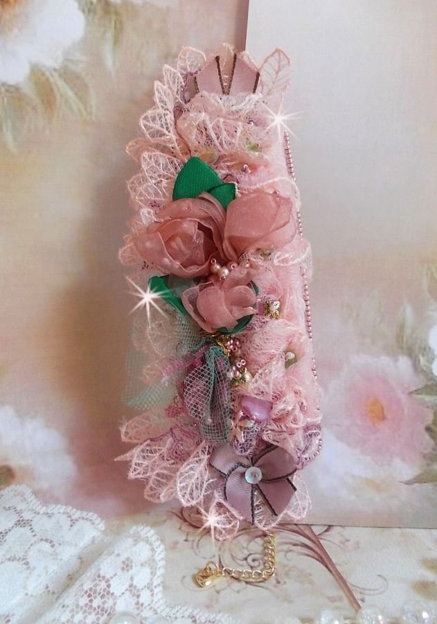 Douceur Poudrée armband met fijn roze kant, Swarovski kristallen, glazen kralen, rocailles en vergulde accessoires