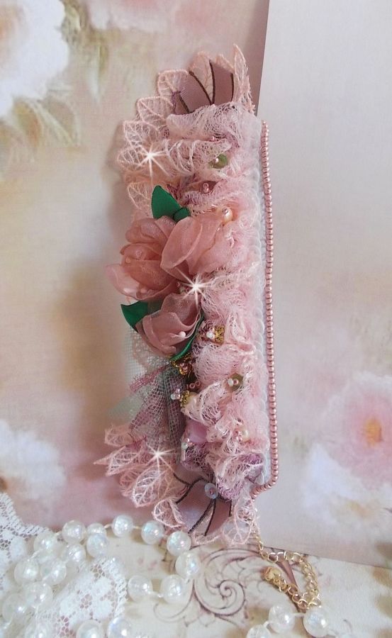 Douceur Poudrée armband met fijn roze kant, Swarovski kristallen, glazen kralen, rocailles en vergulde accessoires
