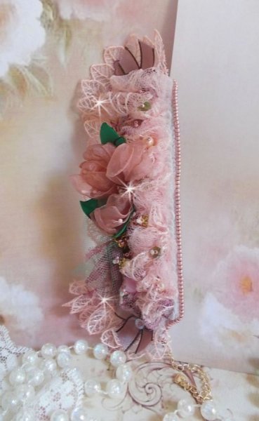 Douceur Poudr&eacute;e armband met fijn roze kant, Swarovski kristallen, glazen kralen, rocailles en vergulde accessoires