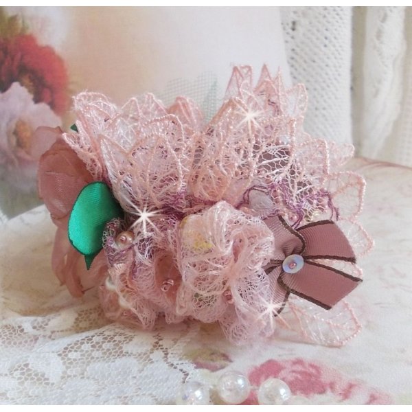 Douceur Poudr&eacute;e armband met fijn roze kant, Swarovski kristallen, glazen kralen, rocailles en vergulde accessoires