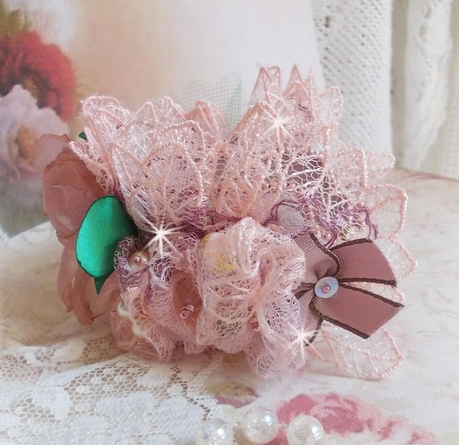 Douceur Poudrée armband met fijn roze kant, Swarovski kristallen, glazen kralen, rocailles en vergulde accessoires