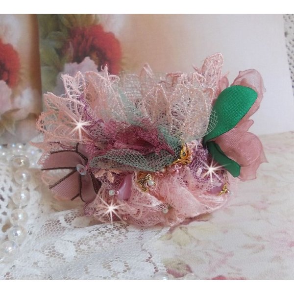 Douceur Poudr&eacute;e armband met fijn roze kant, Swarovski kristallen, glazen kralen, rocailles en vergulde accessoires