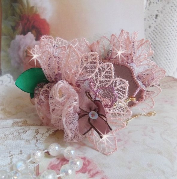 Douceur Poudr&eacute;e armband met fijn roze kant, Swarovski kristallen, glazen kralen, rocailles en vergulde accessoires