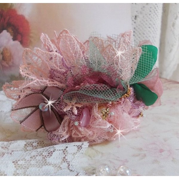 Douceur Poudr&eacute;e armband met fijn roze kant, Swarovski kristallen, glazen kralen, rocailles en vergulde accessoires