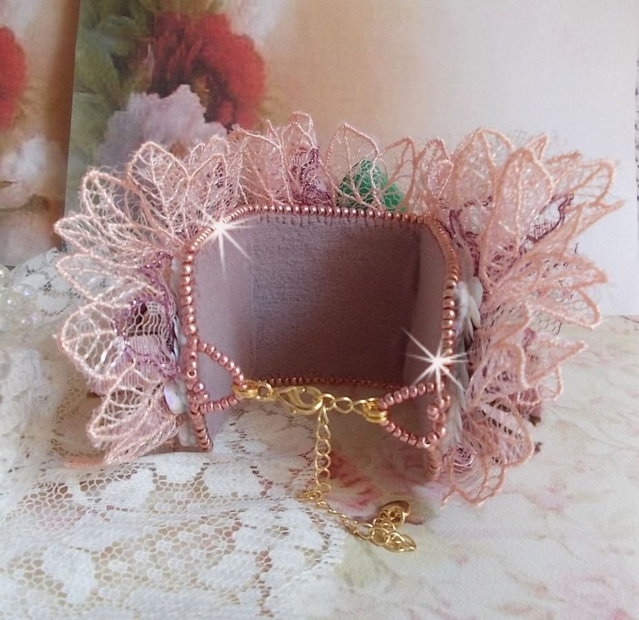 Douceur Poudrée armband met fijn roze kant, Swarovski kristallen, glazen kralen, rocailles en vergulde accessoires