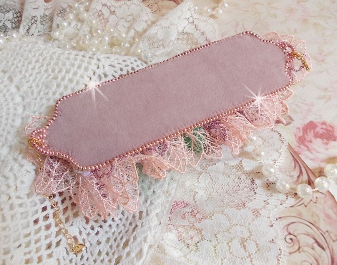 Douceur Poudrée armband met fijn roze kant, Swarovski kristallen, glazen kralen, rocailles en vergulde accessoires