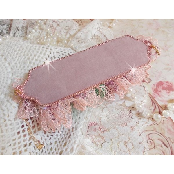 Douceur Poudr&eacute;e armband met fijn roze kant, Swarovski kristallen, glazen kralen, rocailles en vergulde accessoires