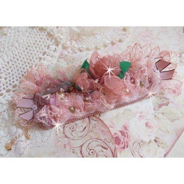 Douceur Poudr&eacute;e armband met fijn roze kant, Swarovski kristallen, glazen kralen, rocailles en vergulde accessoires