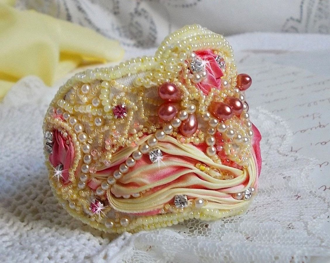 Les Délices de L'Eté manchet armband Haute-Couture geborduurd met een geel en roze zijden lint, ronde parels, parelmoer druppels en rocailles