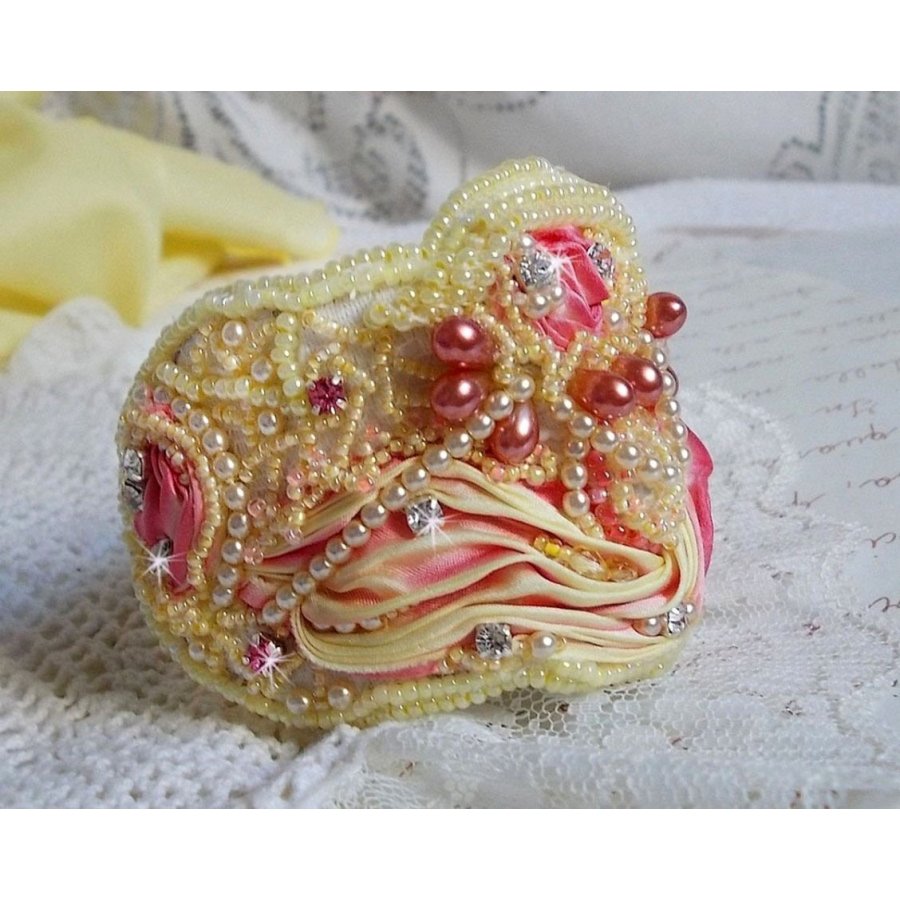 Les Délices de L'Eté manchet armband Haute-Couture geborduurd met een geel en roze zijden lint, ronde parels, parelmoer druppels en rocailles