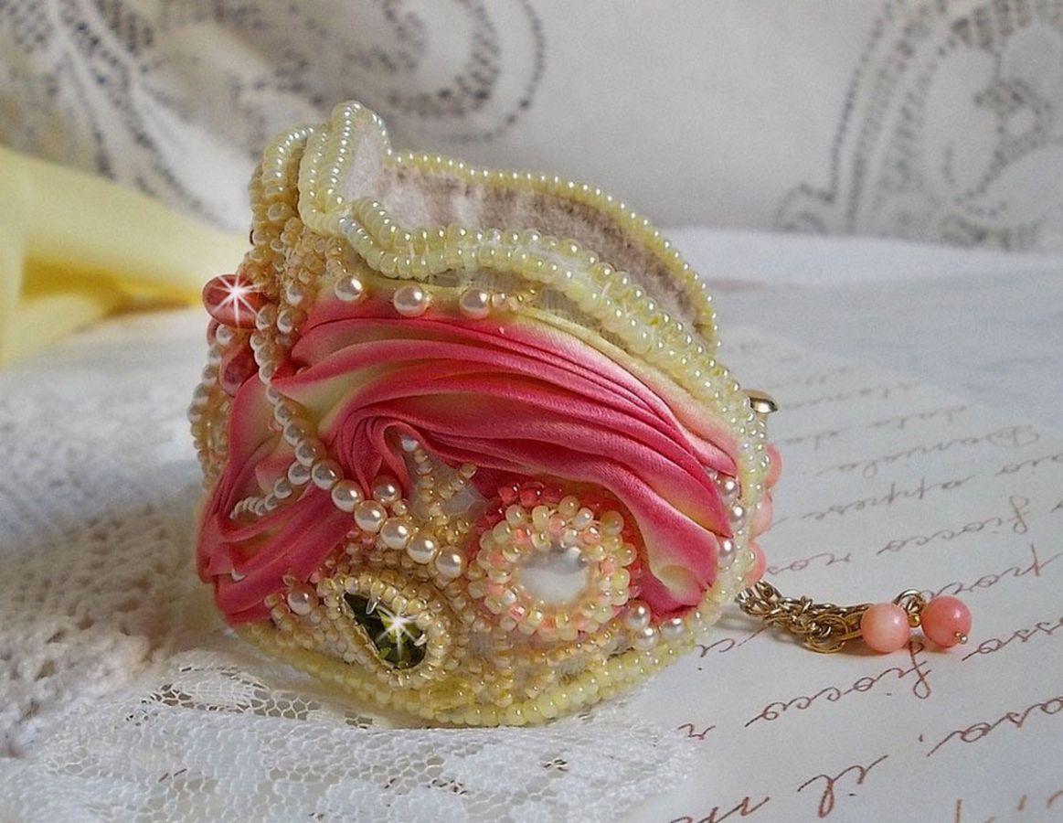 Les Délices de L'Eté manchet armband Haute-Couture geborduurd met een geel en roze zijden lint, ronde parels, parelmoer druppels en rocailles