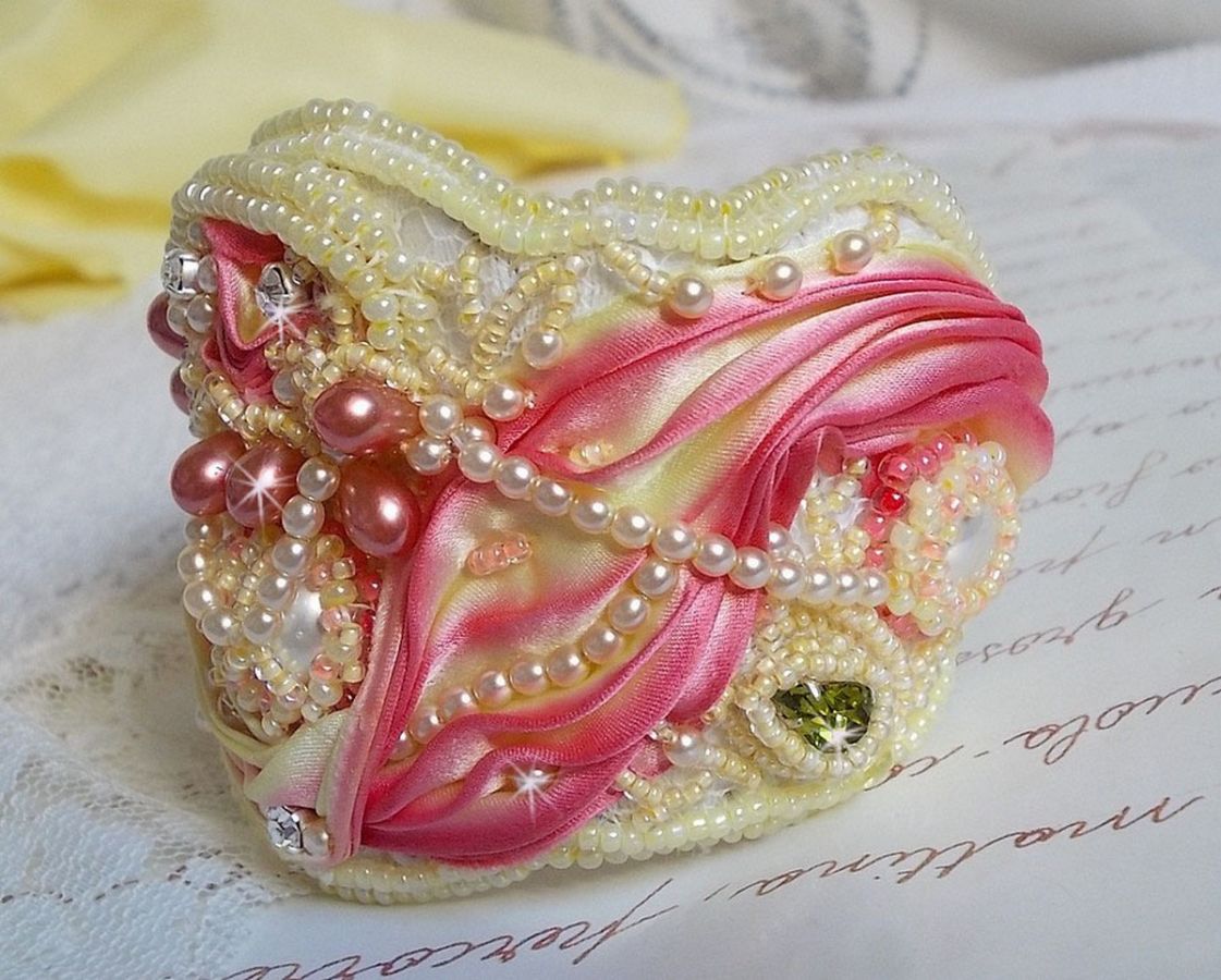 Les Délices de L'Eté manchet armband Haute-Couture geborduurd met een geel en roze zijden lint, ronde parels, parelmoer druppels en rocailles
