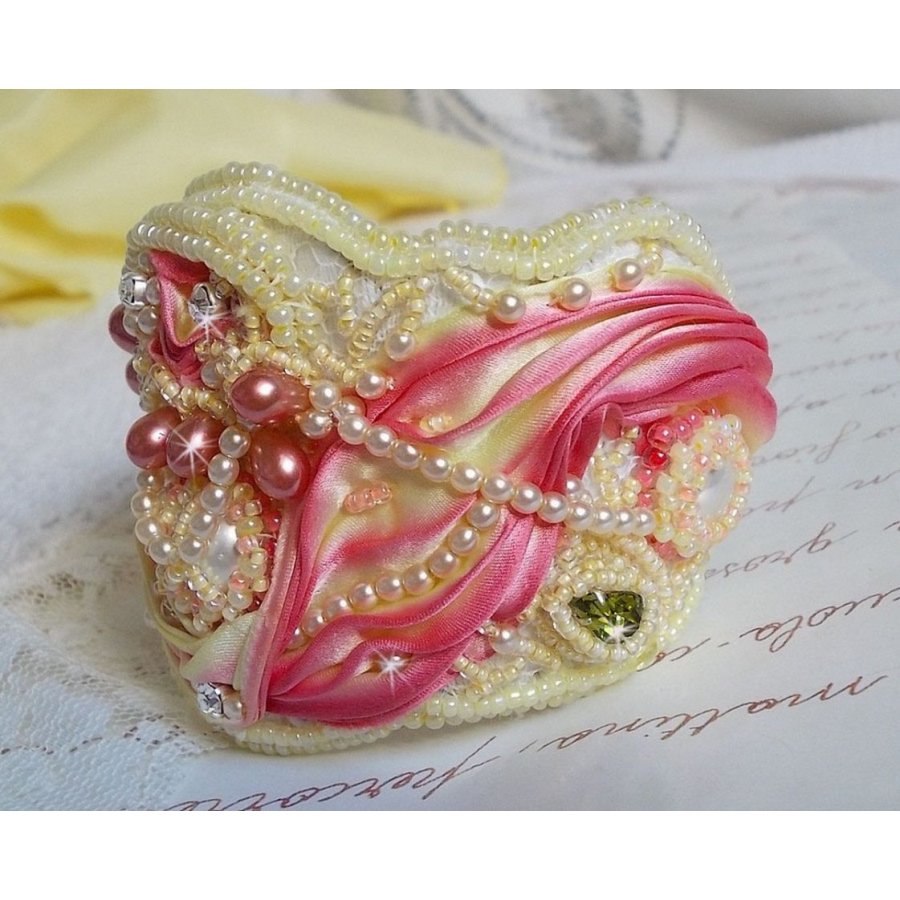 Les Délices de L'Eté manchet armband Haute-Couture geborduurd met een geel en roze zijden lint, ronde parels, parelmoer druppels en rocailles