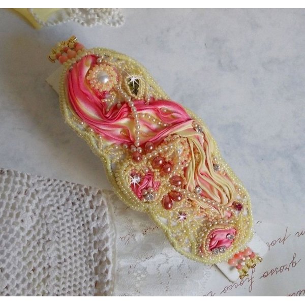 Les D&eacute;lices de L'Et&eacute; manchet armband Haute-Couture geborduurd met een geel en roze zijden lint, ronde parels, parelmoer druppels en rocailles