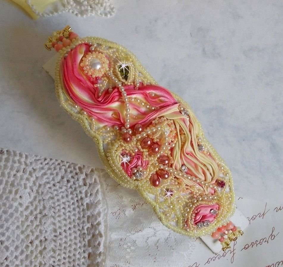 Les Délices de L'Eté manchet armband Haute-Couture geborduurd met een geel en roze zijden lint, ronde parels, parelmoer druppels en rocailles