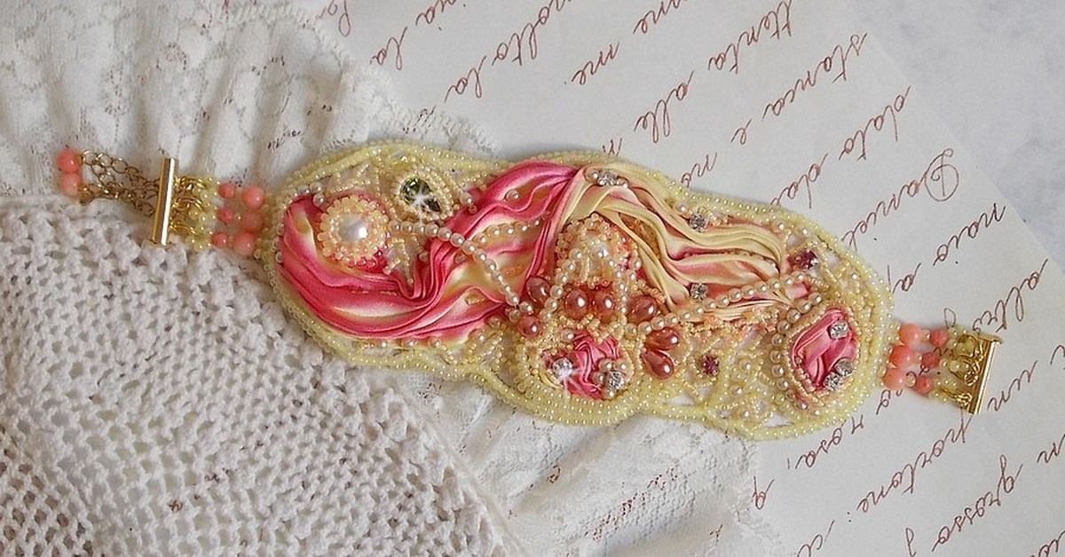 Les Délices de L'Eté manchet armband Haute-Couture geborduurd met een geel en roze zijden lint, ronde parels, parelmoer druppels en rocailles