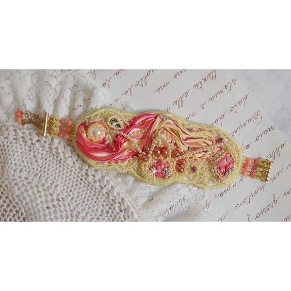 Les Délices de L'Eté manchet armband Haute-Couture geborduurd met een geel en roze zijden lint, ronde parels, parelmoer druppels en rocailles