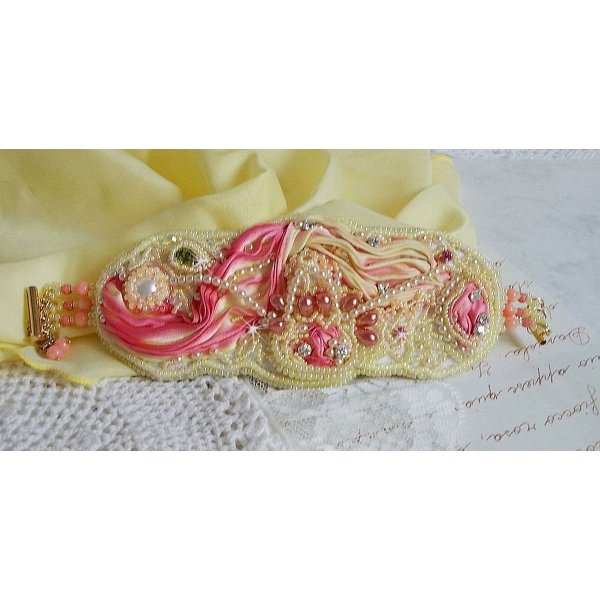 Les Délices de L'Eté manchet armband Haute-Couture geborduurd met een geel en roze zijden lint, ronde parels, parelmoer druppels en rocailles