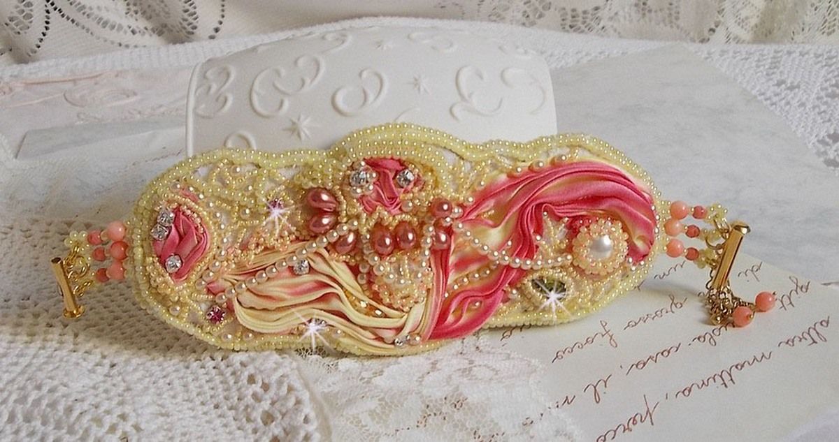 Les Délices de L'Eté manchet armband Haute-Couture geborduurd met een geel en roze zijden lint, ronde parels, parelmoer druppels en rocailles