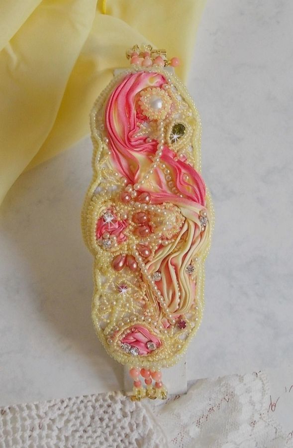 Les Délices de L'Eté manchet armband Haute-Couture geborduurd met een geel en roze zijden lint, ronde parels, parelmoer druppels en rocailles