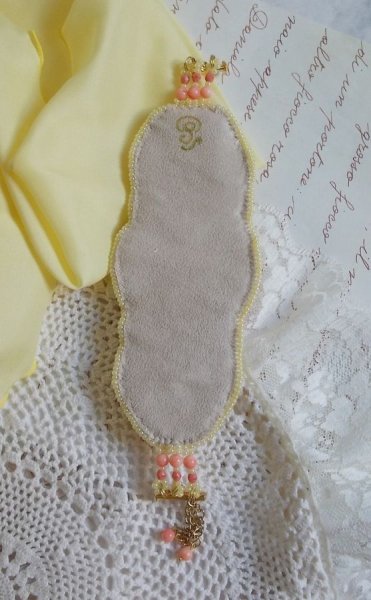 Les D&eacute;lices de L'Et&eacute; manchet armband Haute-Couture geborduurd met een geel en roze zijden lint, ronde parels, parelmoer druppels en rocailles