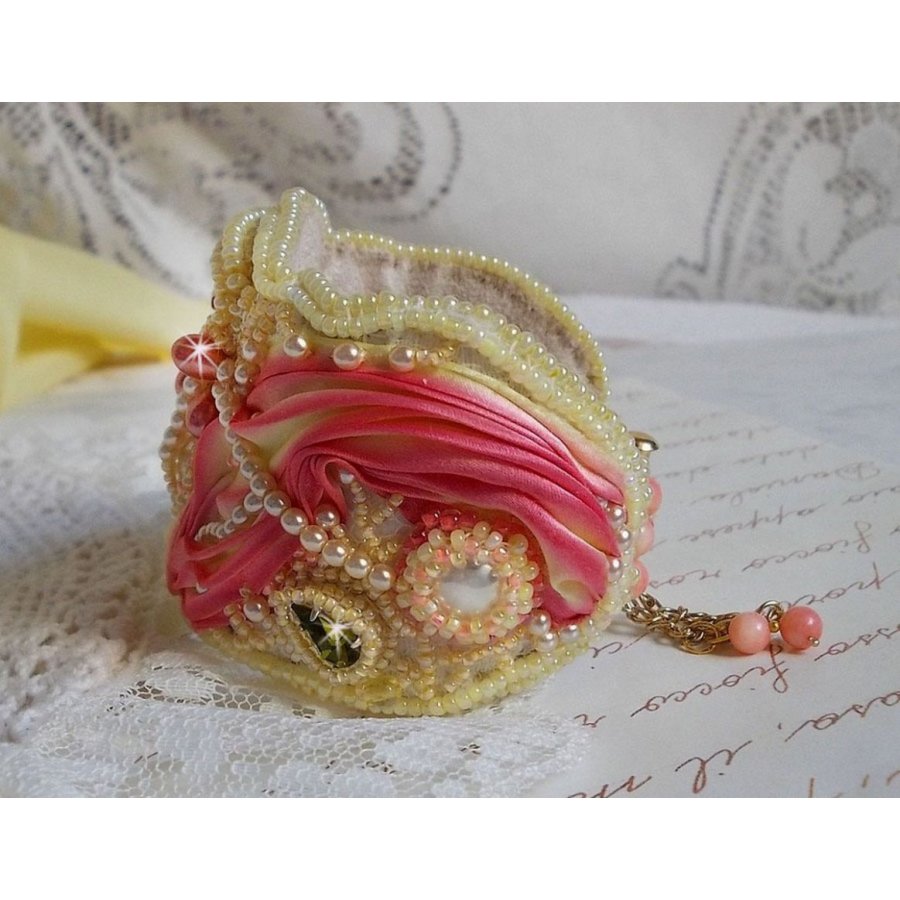 Les Délices de L'Eté manchet armband Haute-Couture geborduurd met een geel en roze zijden lint, ronde parels, parelmoer druppels en rocailles
