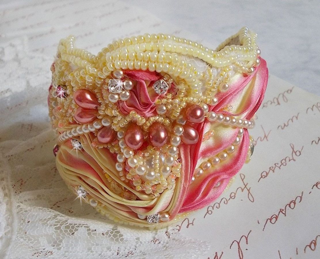 Les Délices de L'Eté manchet armband Haute-Couture geborduurd met een geel en roze zijden lint, ronde parels, parelmoer druppels en rocailles