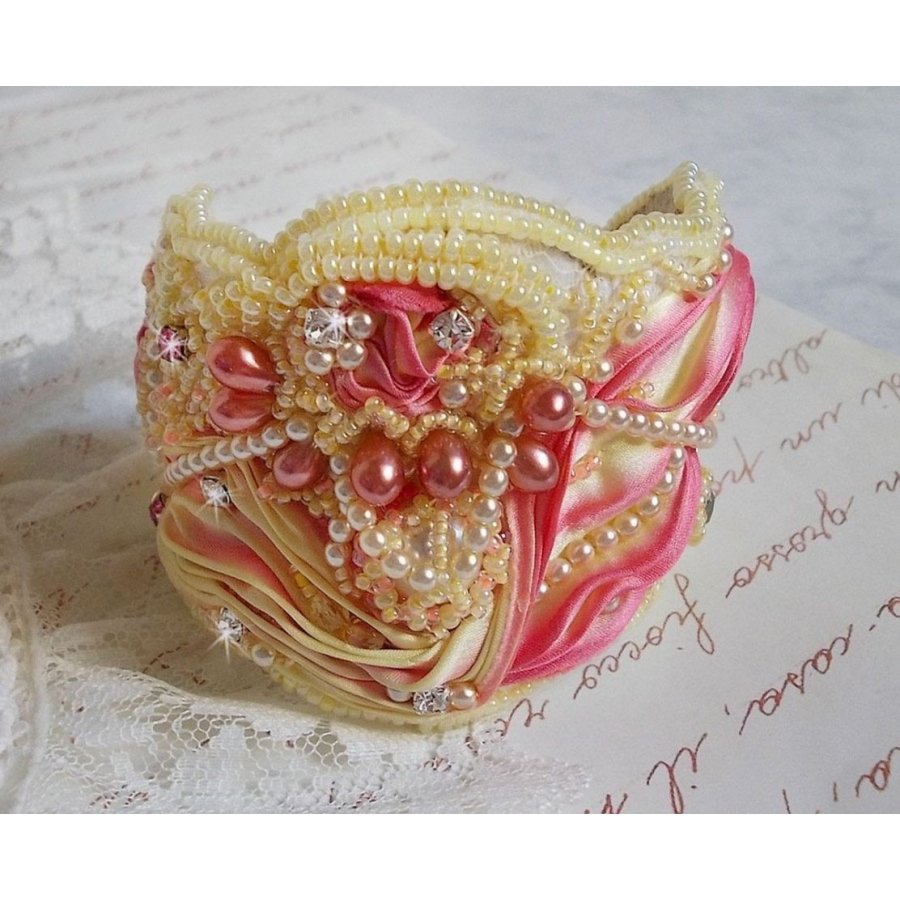 Les Délices de L'Eté manchet armband Haute-Couture geborduurd met een geel en roze zijden lint, ronde parels, parelmoer druppels en rocailles