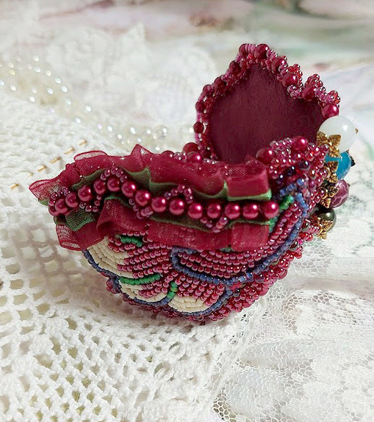 Betoverende herfst armband geborduurd met Swarovski kristallen, ronde parelmoer hars kralen, kant en rocailles.