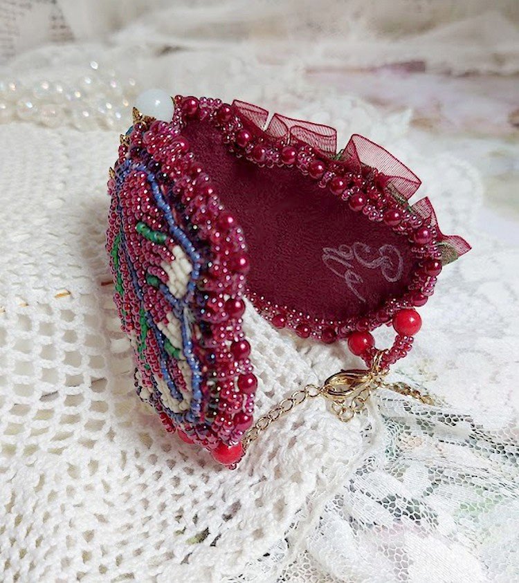Betoverende herfst armband geborduurd met Swarovski kristallen, ronde parelmoer hars kralen, kant en rocailles.