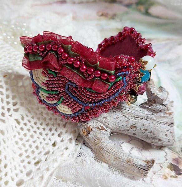 Betoverende herfst armband geborduurd met Swarovski kristallen, ronde parelmoer hars kralen, kant en rocailles.