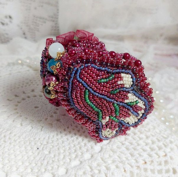 Betoverende herfst armband geborduurd met Swarovski kristallen, ronde parelmoer hars kralen, kant en rocailles.