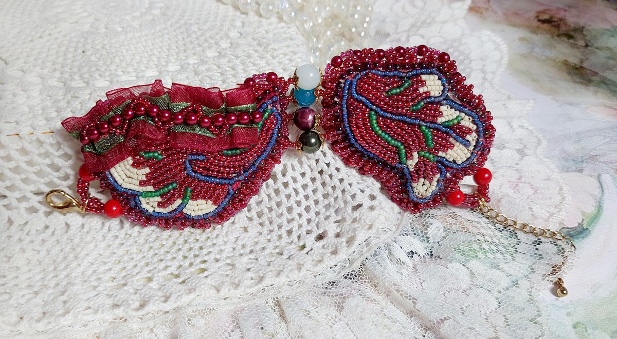 Betoverende herfst armband geborduurd met Swarovski kristallen, ronde parelmoer hars kralen, kant en rocailles.
