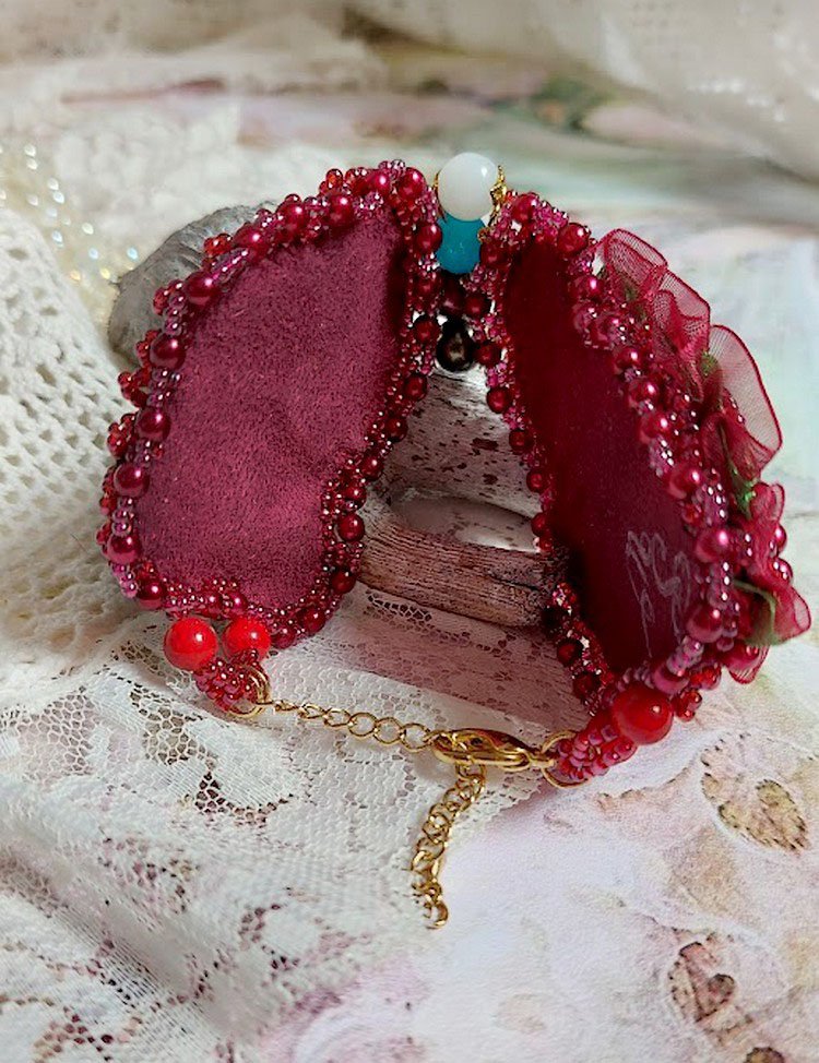 Betoverende herfst armband geborduurd met Swarovski kristallen, ronde parelmoer hars kralen, kant en rocailles.