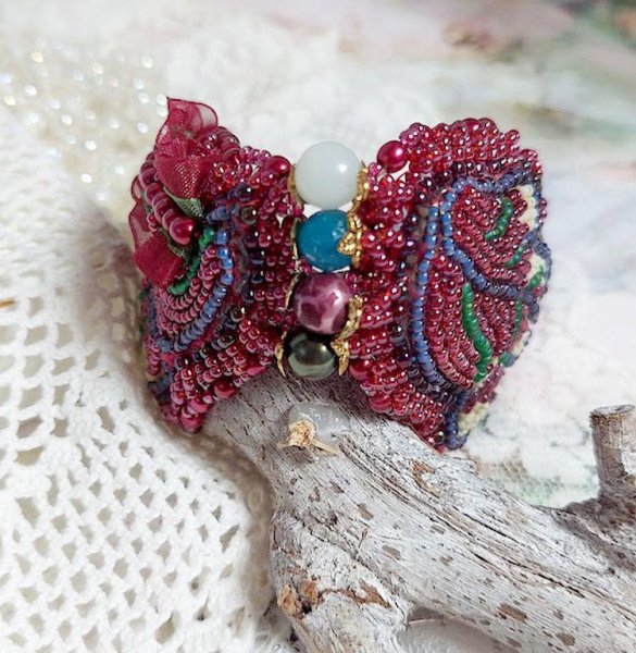 Betoverende herfst armband geborduurd met Swarovski kristallen, ronde parelmoer hars kralen, kant en rocailles.