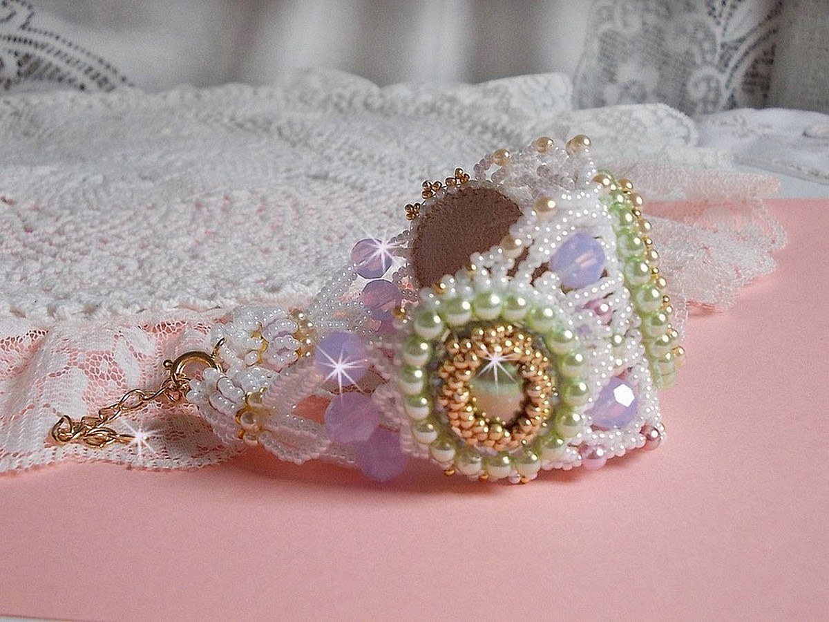 Envolée Fleurie armband geborduurd met Swarovski kristallen, hars cabochons, ronde parelmoer kralen en Miyuki rocailles.